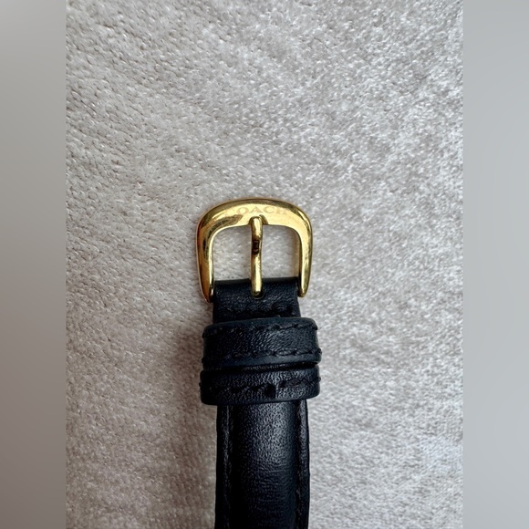 COACH Vintage Gold Round Watch - Picture 5 of 9